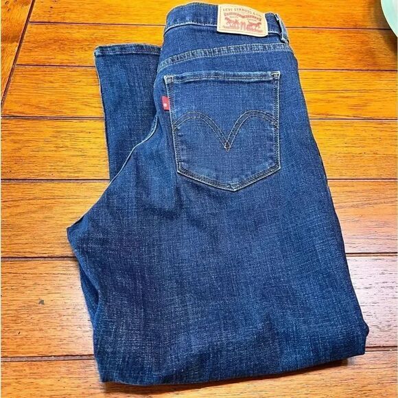 EUC Levi Strauss & Co Jean Capris Size 4 #SUM19 - Picture 1 of 7